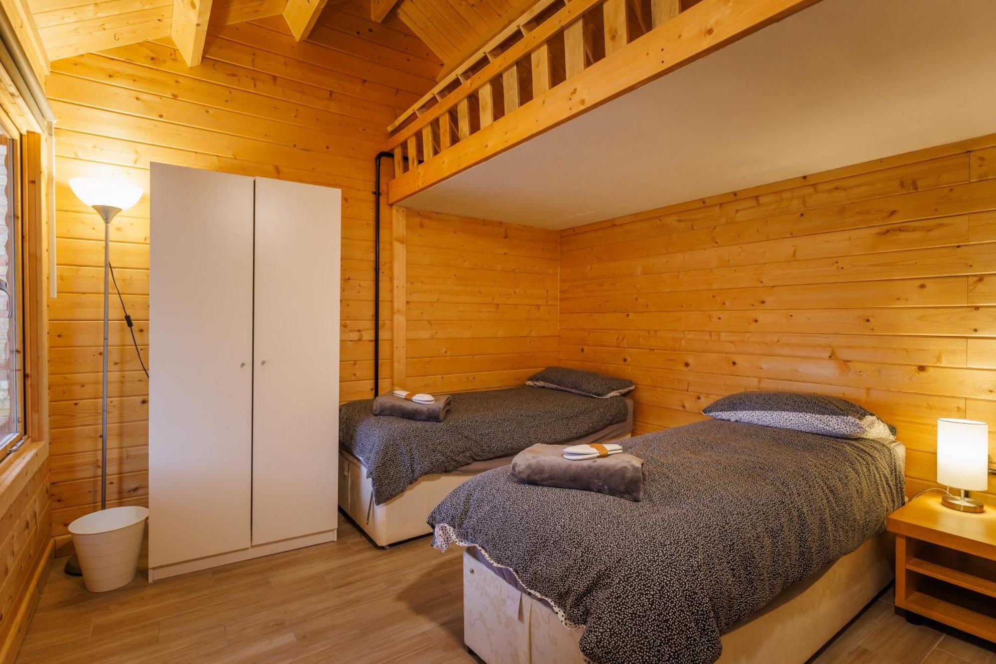 Spacious Cabin Evcharger And Free Parking Near Cambridge Bagian luar foto